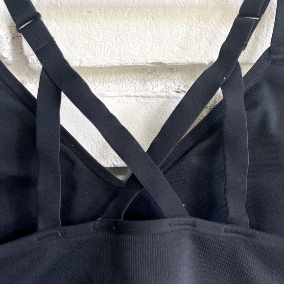 Bundle of 4 UNDER ARMOUR SPORTS BRAS FOR A LOW PRICE - Picture 10 of 11